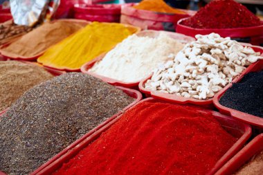 Renkli baharat tozlar ve otlar Orta Asya'da geleneksel sokak pazarında.