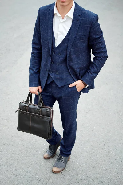 Stile uomo d'affari. Stile maschile. Uomo in abito da lavoro su misura personalizzato in posa all'aperto — Foto Stock