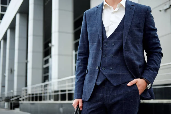 Estilo homem de negócios. Estilo masculino. Homem em terno de negócios personalizado posando ao ar livre — Fotografia de Stock