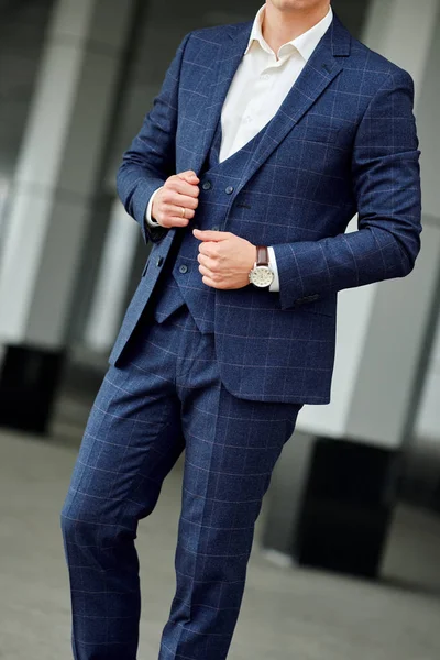 Affärsman stil. Män stil. Mannen i anpassade skräddarsydda business suit poserar utomhus — Stockfoto