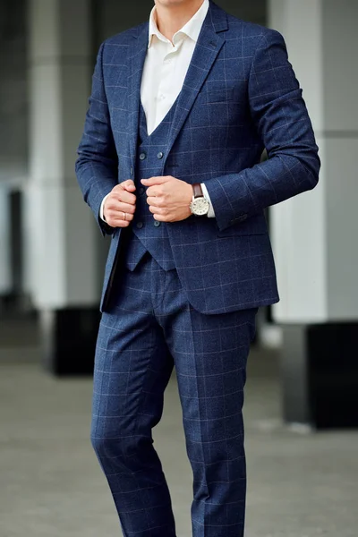 Estilo de hombre de negocios. Estilo de hombres. Hombre en traje de negocios a medida posando al aire libre — Foto de Stock