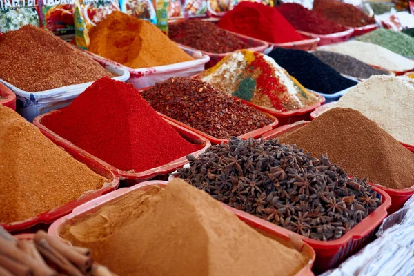 Färgstarka kryddor pulver och örter i traditionell gatumarknad i Centralasien. — Stockfoto