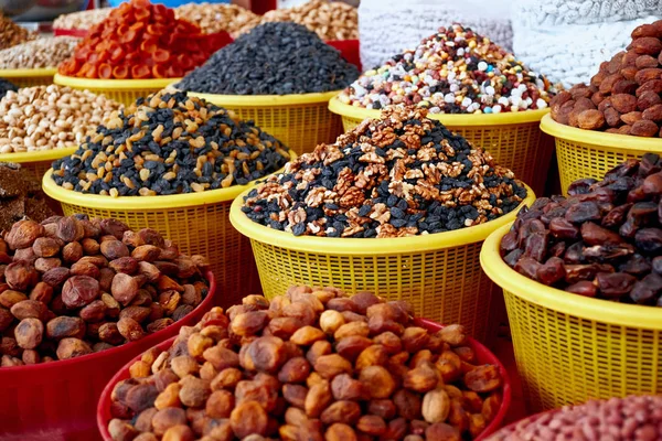 Motverka med nötter och torkad frukt på marknaden i Centralasien — Stockfoto