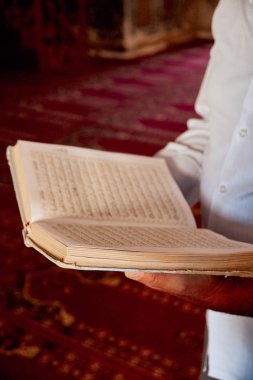 Müslüman erkek üzerinde cami Kur'an okuma