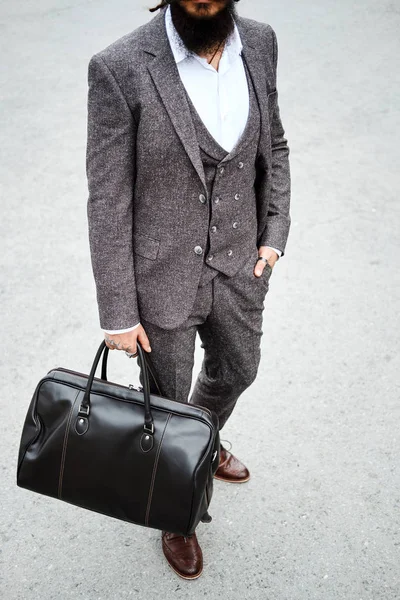 Affärsman stil. Män stil. Mannen i anpassade skräddarsydda business suit poserar utomhus — Stockfoto