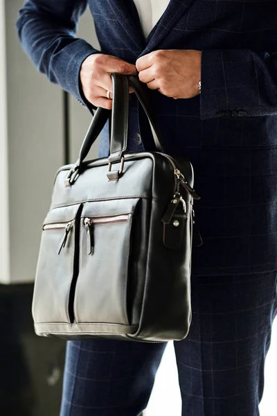 Zakenman stijl. Mannen stijl. Jonge zakenman met tas — Stockfoto