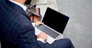 Adam iş çalışma kopya alanı ile dizüstü bilgisayar panoramik afiş