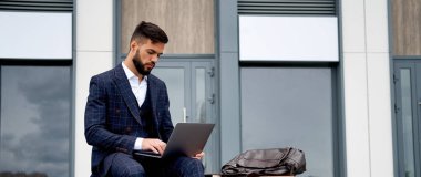 Adam iş çalışma kopya alanı ile dizüstü bilgisayar panoramik afiş