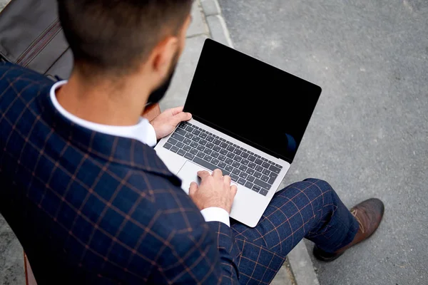 Homem de negócios a trabalhar no computador portátil. Homem em terno de negócios ao ar livre — Fotografia de Stock
