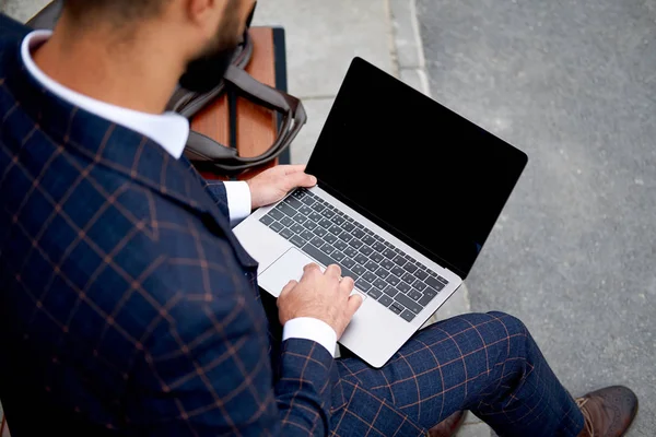 Hombre de negocios que trabaja en la computadora portátil. Hombre de traje de negocios al aire libre — Foto de Stock