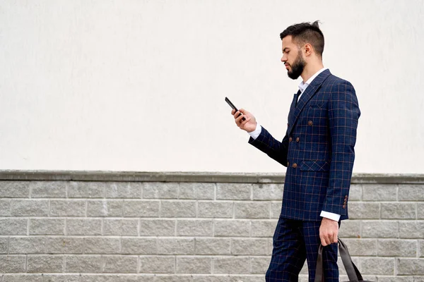 Uomo d'affari uomo d'affari urbano professionale che utilizza il telefono cellulare presso l'edificio degli uffici in città. Giacca tuta professionale . — Foto Stock