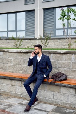 Genç işadamı onun cep telefonu açık havada kullanma