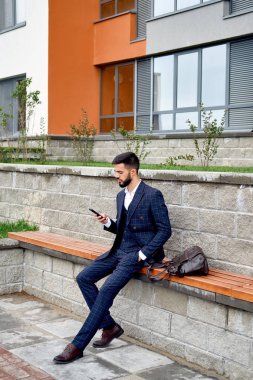 Genç işadamı onun cep telefonu açık havada kullanma