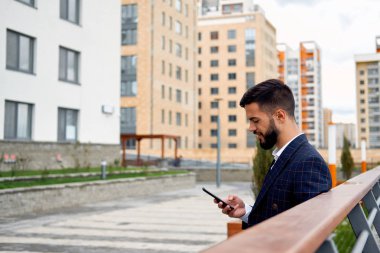 Genç işadamı onun cep telefonu açık havada kullanma