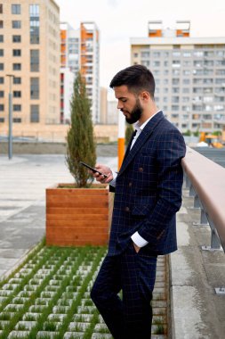 Genç işadamı onun cep telefonu açık havada kullanma