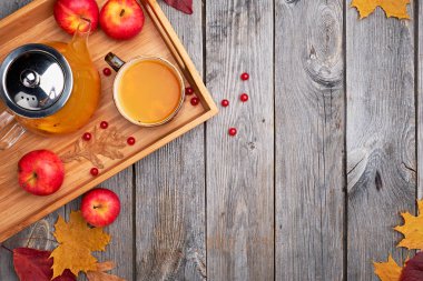 Sıcak deniz cehri çay içecek ile elma. Sıcak sonbahar içecek