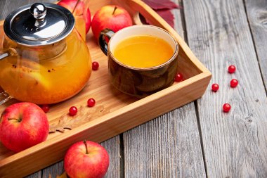 Sıcak deniz cehri çay içecek ile elma. Sıcak sonbahar içecek