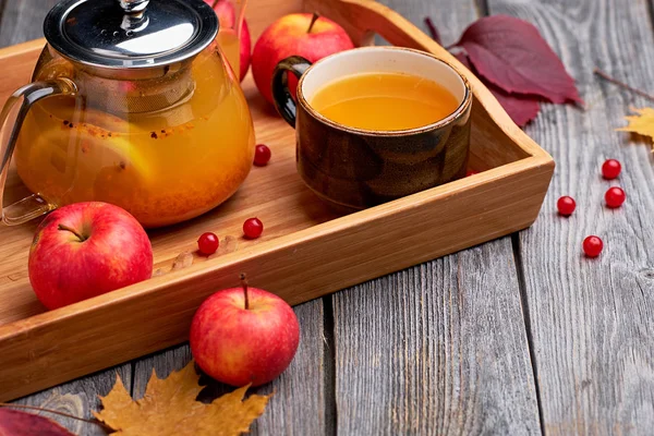 Hot sea buckthorn tea drink with apples.  Hot autumn beverage — Stock Photo, Image