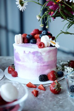 Tatil kek. Tatlı tatlılar çilek ve macarons ile. Meyve pasta. Lezzetli kek