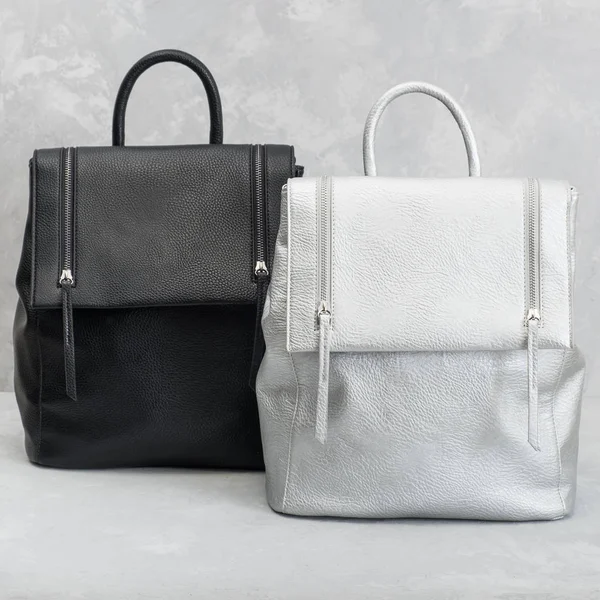 Fashionabla kvinnors ryggsäckar på en grå bakgrund. — Stockfoto