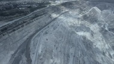 Asbest açık döküm madencilik taş ocağı hava görünümünü. Taş ocağı incelemesi