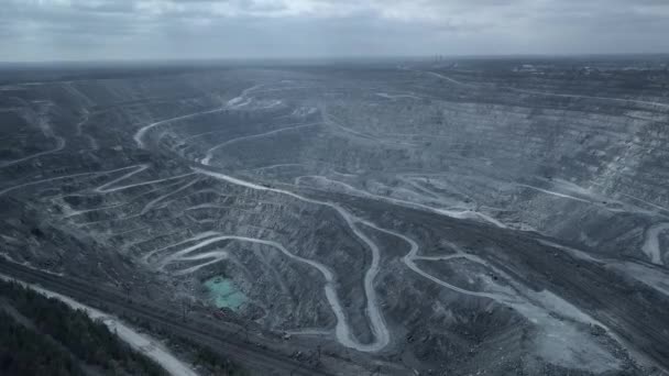 アスベストの露天掘り鉱山採石場の空撮 採石場の採掘 — ストック動画