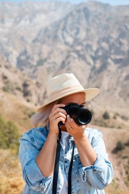 Uzun yürüyüşe çıkan kimse fotoğrafçı alarak resim Dağları ile peyzaj