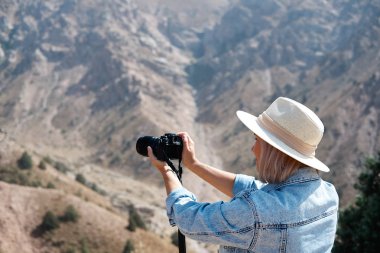 Fotoğrafçı turist ile fotoğraf makinesi dağ dururken ateş eder