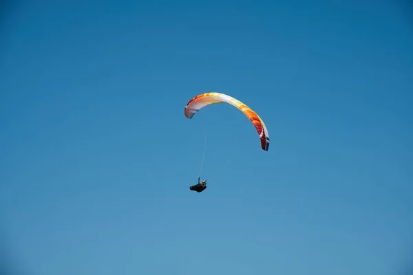 Parapente está voando no céu azul. Parapente no céu em um dia ensolarado . — Fotografia de Stock