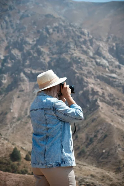 Wandelaar fotograaf nemen foto van het landschap met bergen — Stockfoto