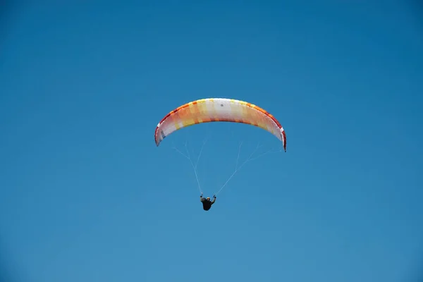 Paraglider is flying in the blue sky. Paragliding in the sky on a sunny day. — Stock Photo, Image