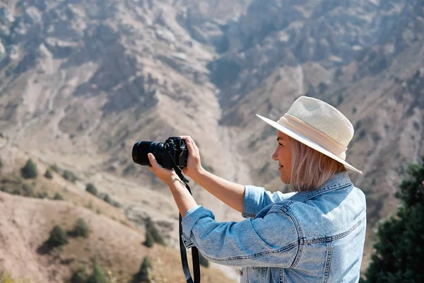 Fotograaf toeristische met de camera schiet terwijl staande op de berg — Stockfoto