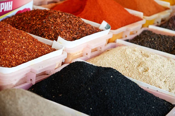 Färgstarka kryddor pulver och örter i traditionell gatumarknad i Centralasien Uzbekistan. — Stockfoto