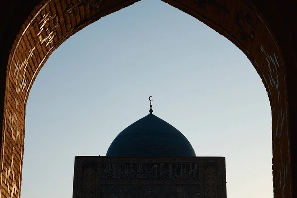 Silhouet van moskee door middel van de boog op de hemelachtergrond. Ramadan concept. — Stockfoto