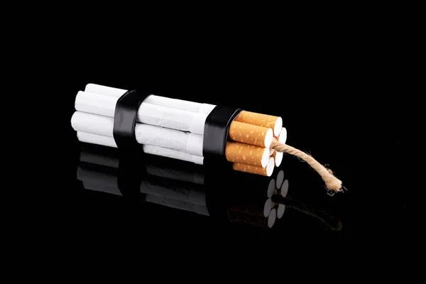 La dynamite fabriquée à partir de cigarettes montre le danger de fumer. Arrêter de fumer concept — Photo