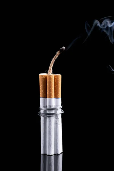 La dynamite fabriquée à partir de cigarettes montre le danger de fumer. Arrêter de fumer concept — Photo