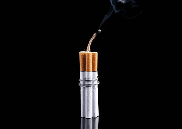 La dynamite fabriquée à partir de cigarettes montre le danger de fumer. Arrêter de fumer concept — Photo