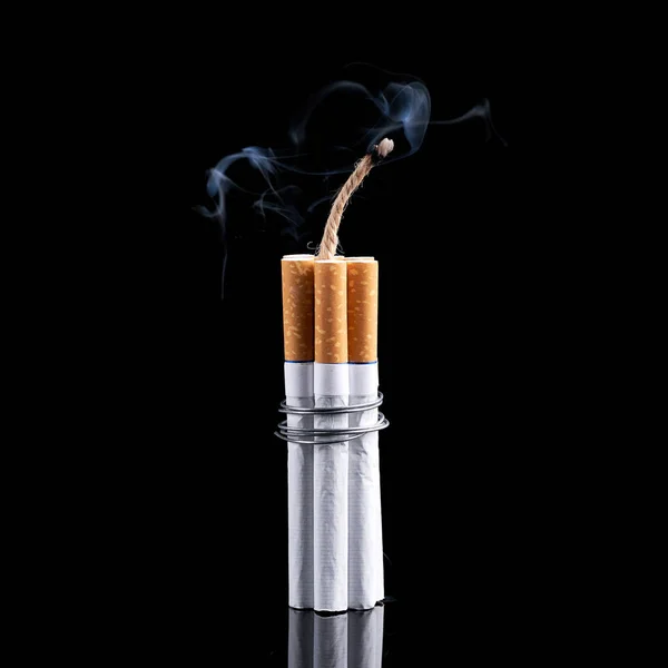 Sigara yapımı dinamit sigara tehlike gösterir. Durdurmak sigara kavramı — Stok fotoğraf
