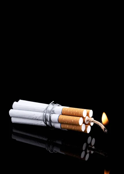 Dinamite feita de cigarros mostra o perigo de fumar. Parar de fumar conceito — Fotografia de Stock