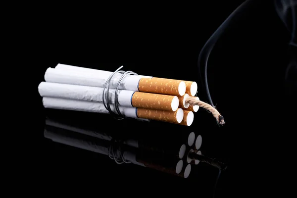 Dynamit z papierosów pokazuje niebezpieczeństwo dla niepalących. Dla niepalących koncepcji ogranicznika — Zdjęcie stockowe