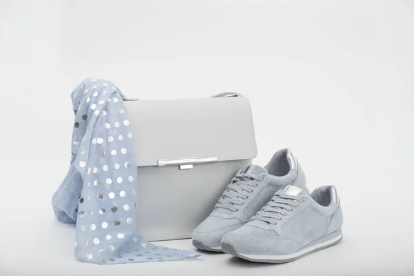 Schöne lässige Damenmode mit Tasche und Schuhen auf grauem Hintergrund — Stockfoto