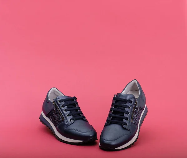 Schuhe für Frauen auf rosa Hintergrund. Mode- und Schönheitskonzept — Stockfoto