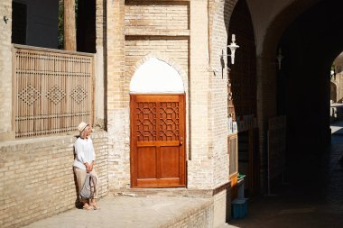 Genç kadın yolcunun sırt çantası ve sokakta şapka ile. Seyahat kavramı. Özbekistan, Buhara