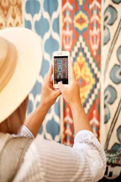 Flickan går runt gamla stan för att ta bilder för bloggen — Stockfoto