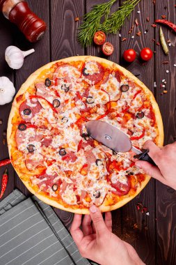 Domates, fesleğen, champignon mantar ve peynir pizza Margarita.