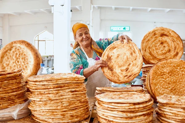 Semerkand, Özbekistan 2018: Ulusal özbek ekmek satan kadın lehimlemek içinde çarşı