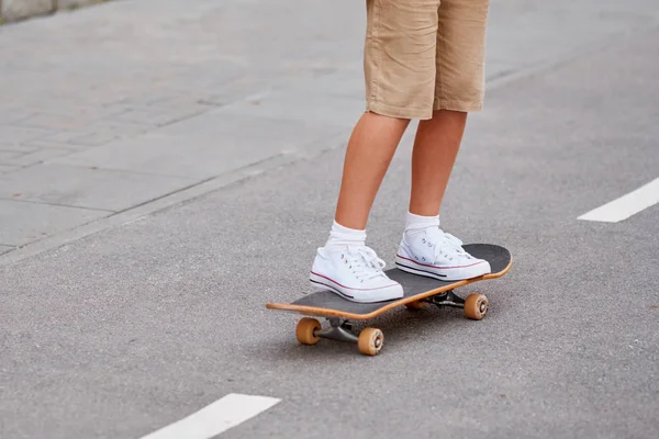 Junge fährt Skateboard in der Stadtstraße. urbaner Lebensstil im Sommer — Stockfoto