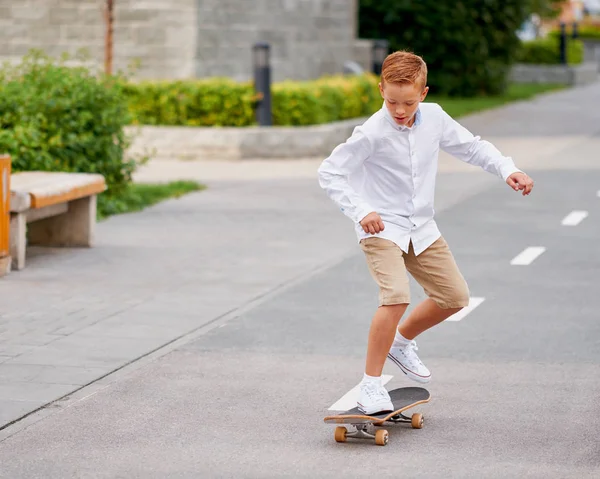 Çocuk Ride kaykay şehir sokak içinde. Kentsel yaz yaşam tarzı