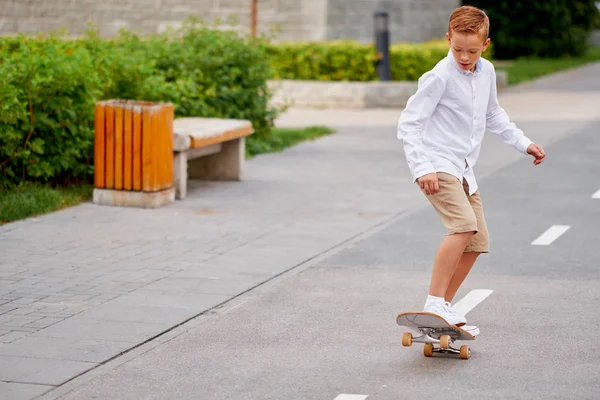 소년 도시 거리에 스케이트 보드 타고입니다. 도시의 여름 라이프 스타일 — 스톡 사진