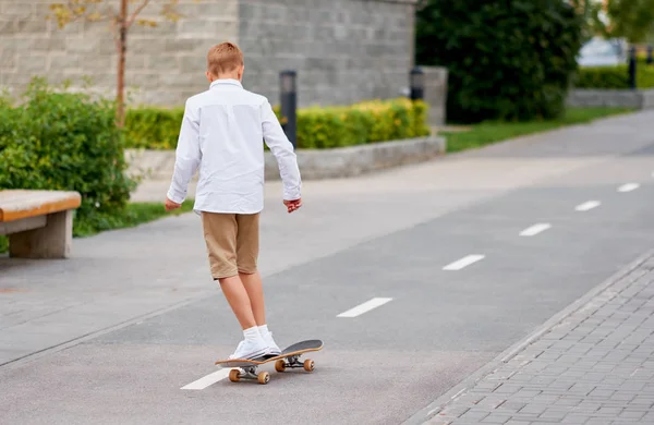 Çocuk Ride kaykay şehir sokak içinde. Kentsel yaz yaşam tarzı